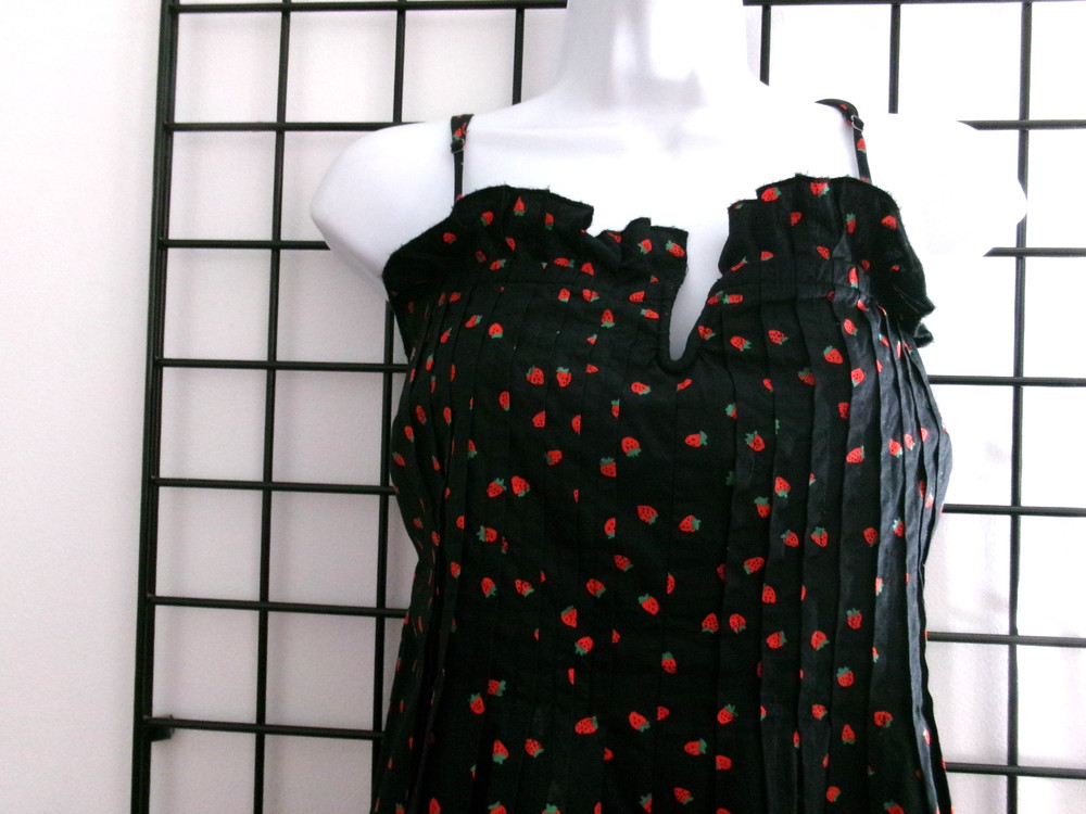 MADEWELL 🌸 SIZE 14 / 38&Prime; BUST MAX==BLACK & RED STRAWBERRY PRINT / SUNDRESS