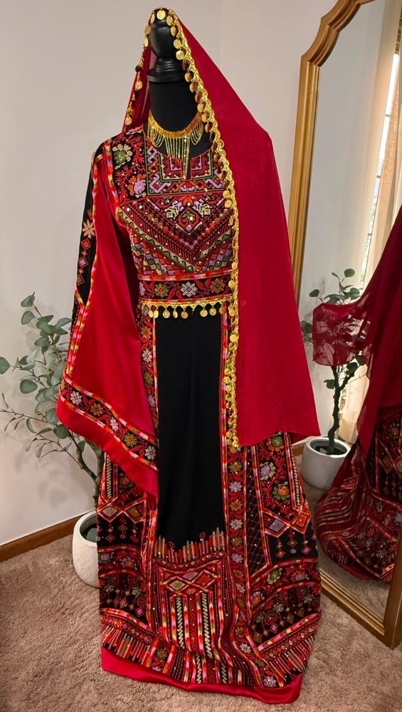 Palestinian Henna Thobe