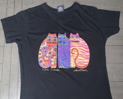 A8 VTG S/M LAUREL BURCH FELINE FRIENDS ARTISTIC CATS DRESS T-SHIRT BLACK USA