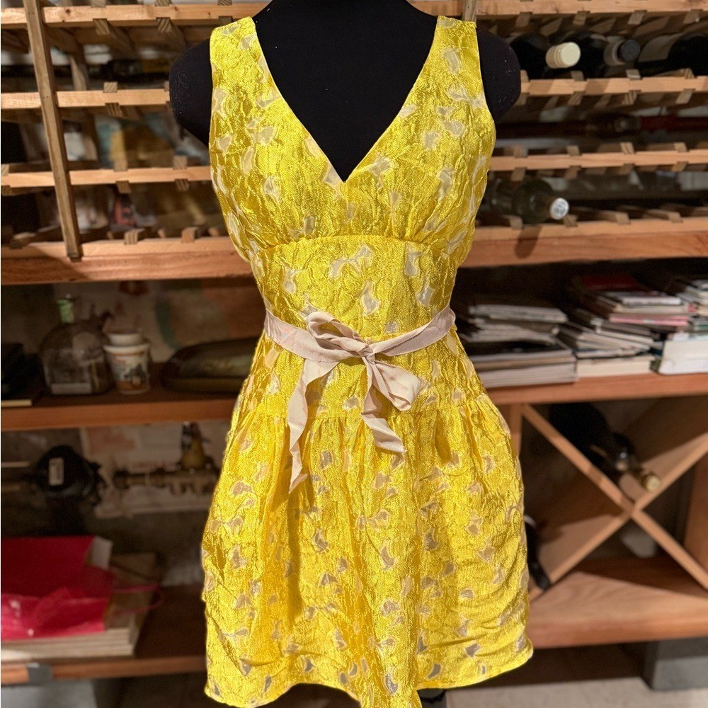 BCBGMAXAZRIA Yellow Jacquard V-Neck Open Back Cocktail Dress Size 0 VWX6P907