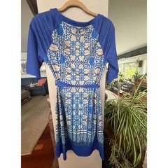 Aryeh Blue Tile Print Belted Sheath Dress Women’s M Stretch Short Sleeve