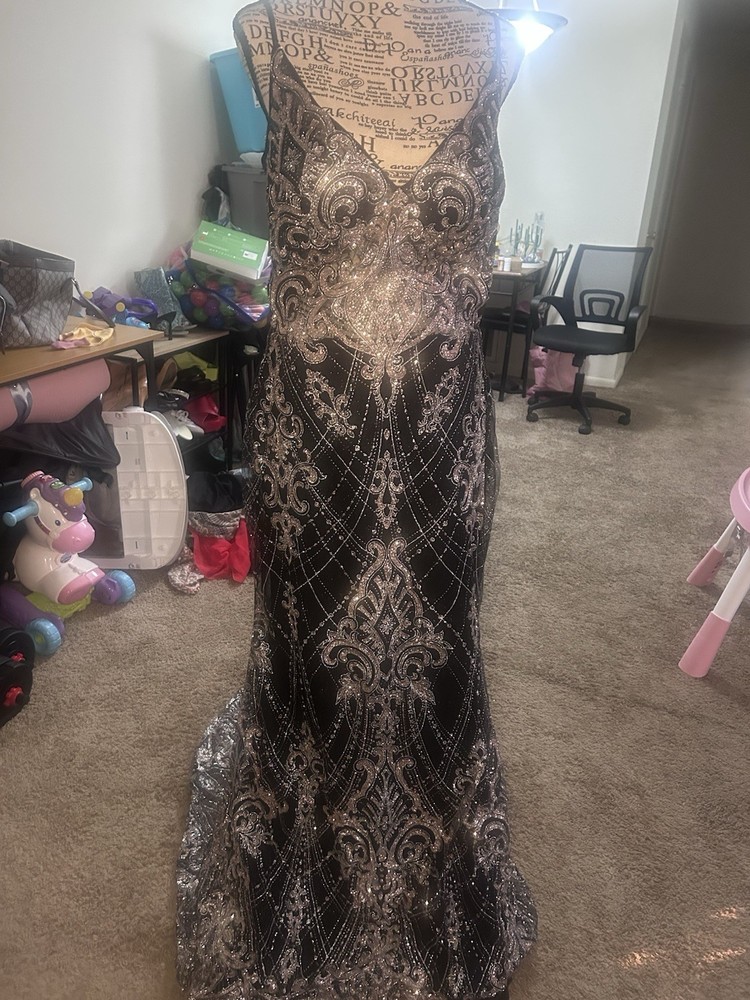 Women&rsquo;s Black Silver Sequin Beaded V-Neck Sleeveless Long Formal Gown