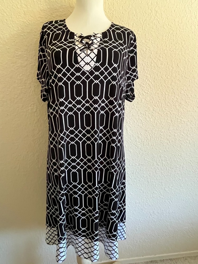 Chico&rsquo;s 2 Black White Geometric SS Lace-Up V-Neck Poly Spandex Knit Dress