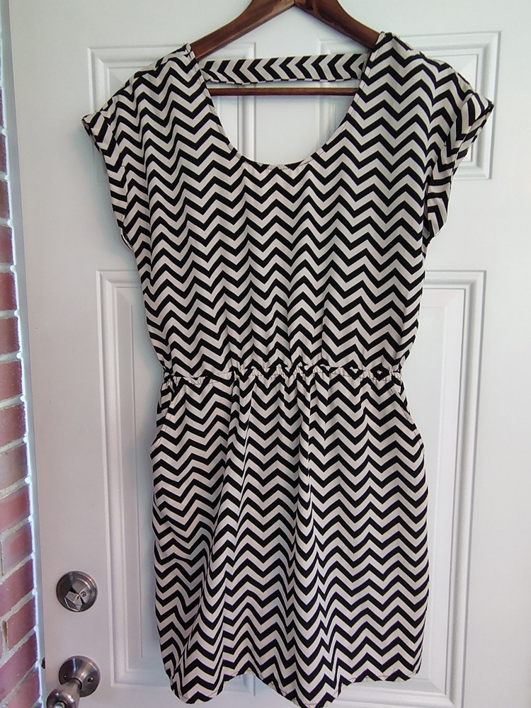 Candie&rsquo;s Chevron Peek-a-Boo Back Mini Dress with Pockets – Size M Black & Cream