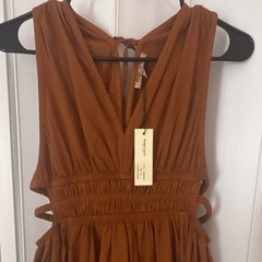 Speed Limit Brown Solid V-Neck Sleeveless Smocked Waist Woven Rayon Midi M