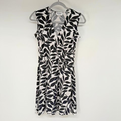 Leota A Line Dress Womens M Black White Leaf Print Sleeveles Fit Flare Summer