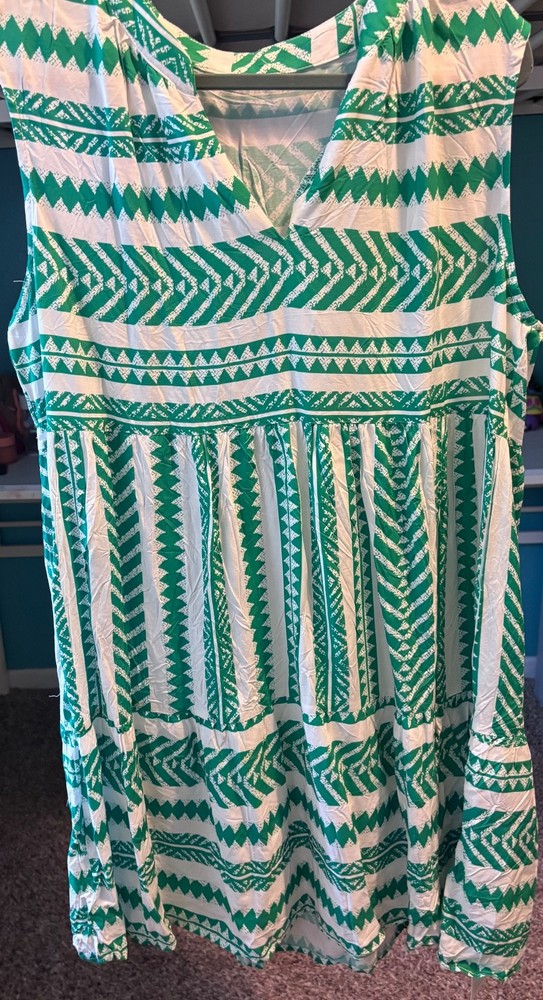 Cupshe Dress. Green and white. Never worn. Size XL. Excellent condition.