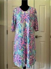 Lulu-B Signature Print Shift Dress | Size Medium | Stretch Knit | EUC 🩷