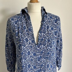 One Season Tunic Size Small Blue Patterned Collared 3/4 Sleeves Pockets Holiday