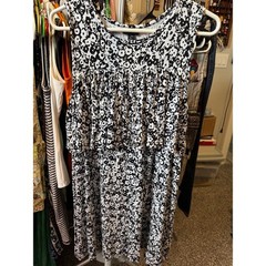 044 a.n.a Black White Floral Tiered Ruffle Shift Dress Medium Sleeveless Knit