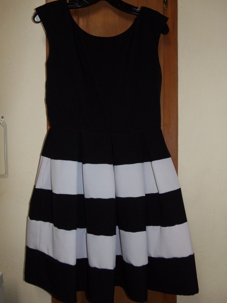 TIANA B. Black/White Sleeveless Scoop Neck Dress W/Hidden Zipper in Back-Size 4