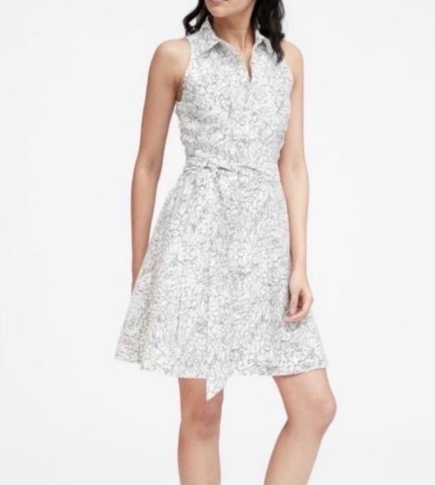Banana Republic Size 0 white sleeveless button down shirt dress