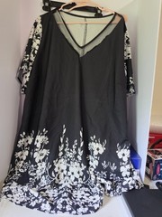 Women’s Plus 4XL Black/White Floral V-Neck Short Sleeve Fit & Flare Dress