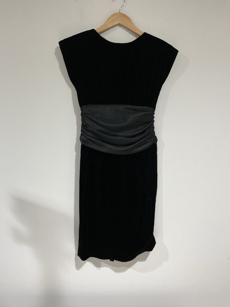 Womans Jennifer Moore Petites Black Velvet Size 2 Knee Length Low Back Dress
