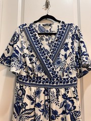 Bloomchic White/blue Floral Boho Dress Sz 10 Vneck Flutter Sleeve Slide Pocket