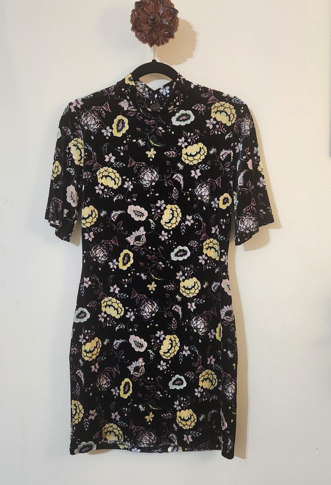 Current + Project Floral Velvet Mock Neck Short Sleeve Dress. Size M