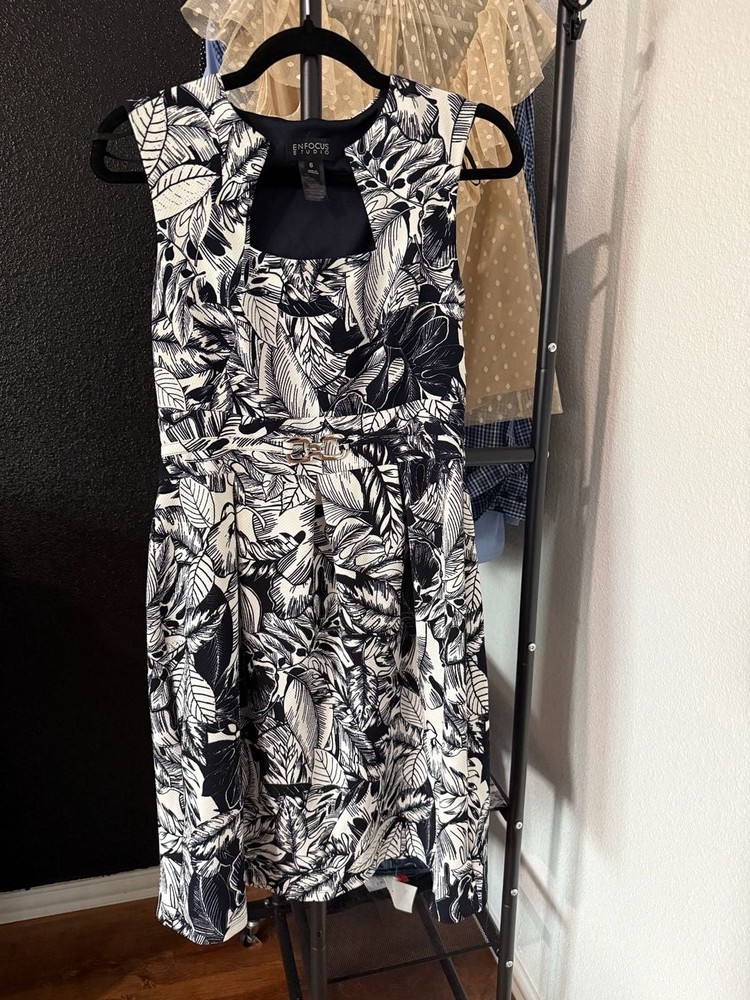 Enfocus Studio Women&rsquo;s Sleeveless Navy Blue and White Leaf Print Belted Dress Si