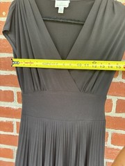 Donna Morgan Women&rsquo;s 6 Black Solid V-Neck Pleated Cap Sleeve Knee Dress
