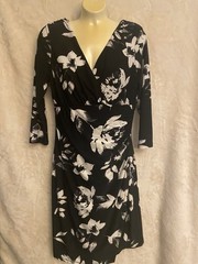 Catherine Malandrino Women&rsquo;s S Black/White Floral V-Neck 3/4 Sleeve Knee Wrap