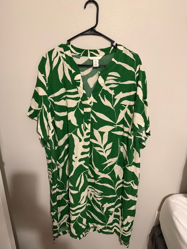 H&M Green and White Leaf Tropical Print V-Neck Tunic Dress