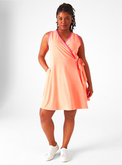 LIVI Women&rsquo;s Plus 30/32 Peach Pink Solid V-Neck Sleeveless Wrap Knee Dress