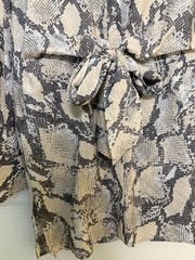 H&M Beige Gray Snake Print Tie-Front Shirt Tunic Blouse Women’s Size S Long Slv