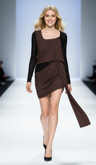 new RRP $680 KIRRILY JOHNSTON BLACK SLEEVE DARK NIGHT DRESS 14