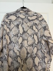 H&M Beige Gray Snake Print Tie-Front Shirt Tunic Blouse Women’s Size S Long Slv