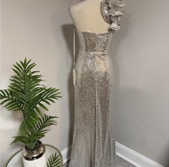 Mac Duggal Silver Sequin One-Shoulder Ruffle Long Maxi DressWomen’s Size 4 68513