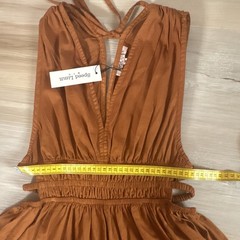 Speed Limit Brown Solid V-Neck Sleeveless Smocked Waist Woven Rayon Midi M