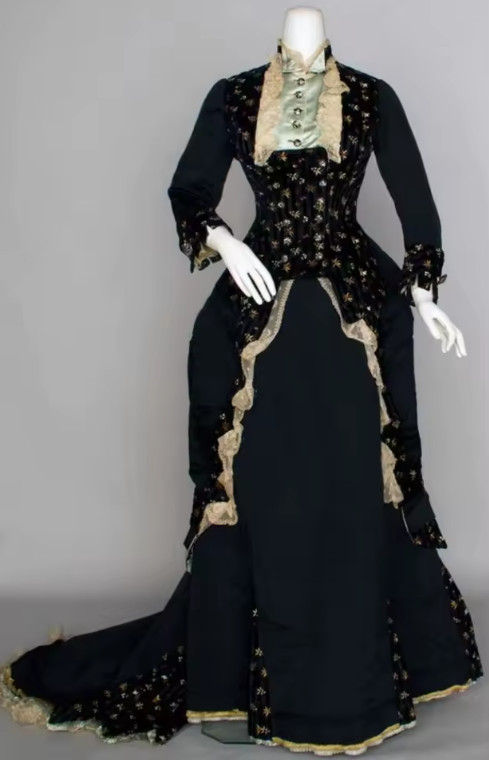1870s Duchess Visiting Costume Victorian Edwardian Royal Noble Queen Dinner