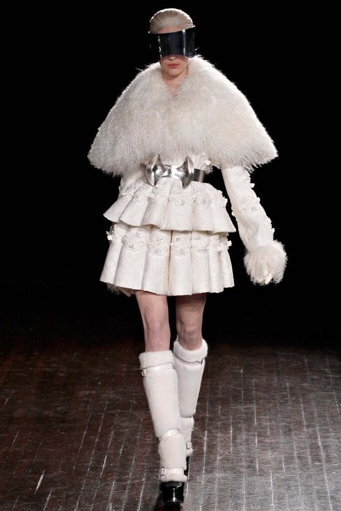Alexander McQueen Runway 38 White Ivory 3-D Embroideref Flower Jacket & Skirt !!
