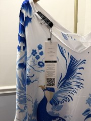 ⭐NEW- DALIA MACPHEE- Women&rsquo;s MEDIUM Blue & White Peacock Print Satin Kaftan
