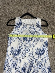 London Times White Blue Floral Shift Dress sz 2 Sleeveless Knee Length Scroll