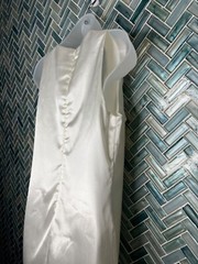 NEW WOMENS LULUS SHINY WHITE V-NECK SLEEVELESS RUFFLE KNEE LENGTH SHEATH DRESS S