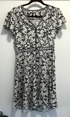 MAX STUDIO Black & Creme Knee Length V Neck Short Sleeve Floral Pattern Dress M