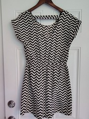 Candie&rsquo;s Chevron Peek-a-Boo Back Mini Dress with Pockets – Size M Black & Cream