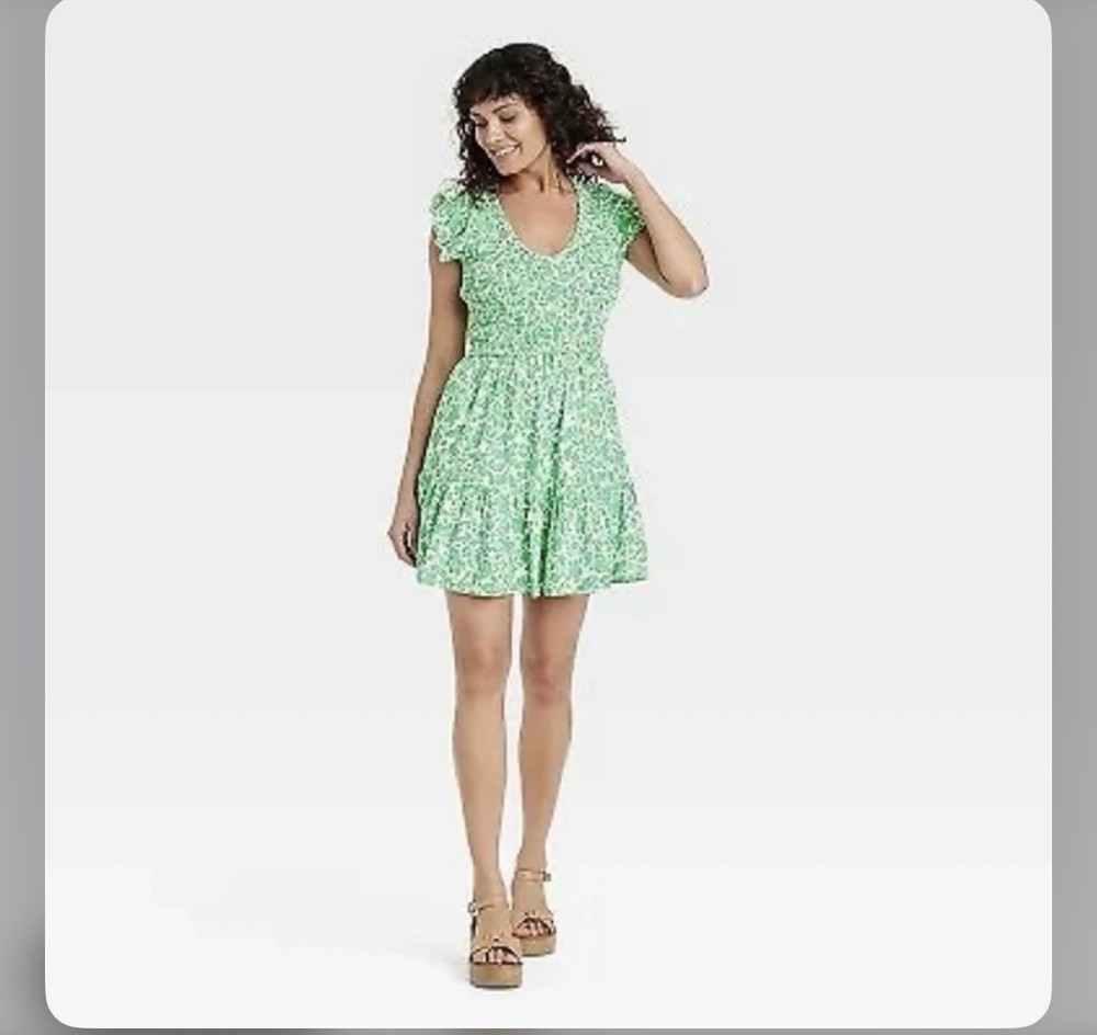 Target Women&rsquo;s Floral Fit & Flare Dress Green/White Smocked V-Neck XL Short