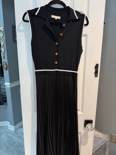 Solitaire Black Sleevless Collared Pleated Dress Sz Medium