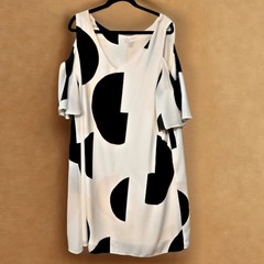 BLACK AND WHITE GEOMETRIC COLD-SHOULDER SHIFT DRESS by: EST.1946