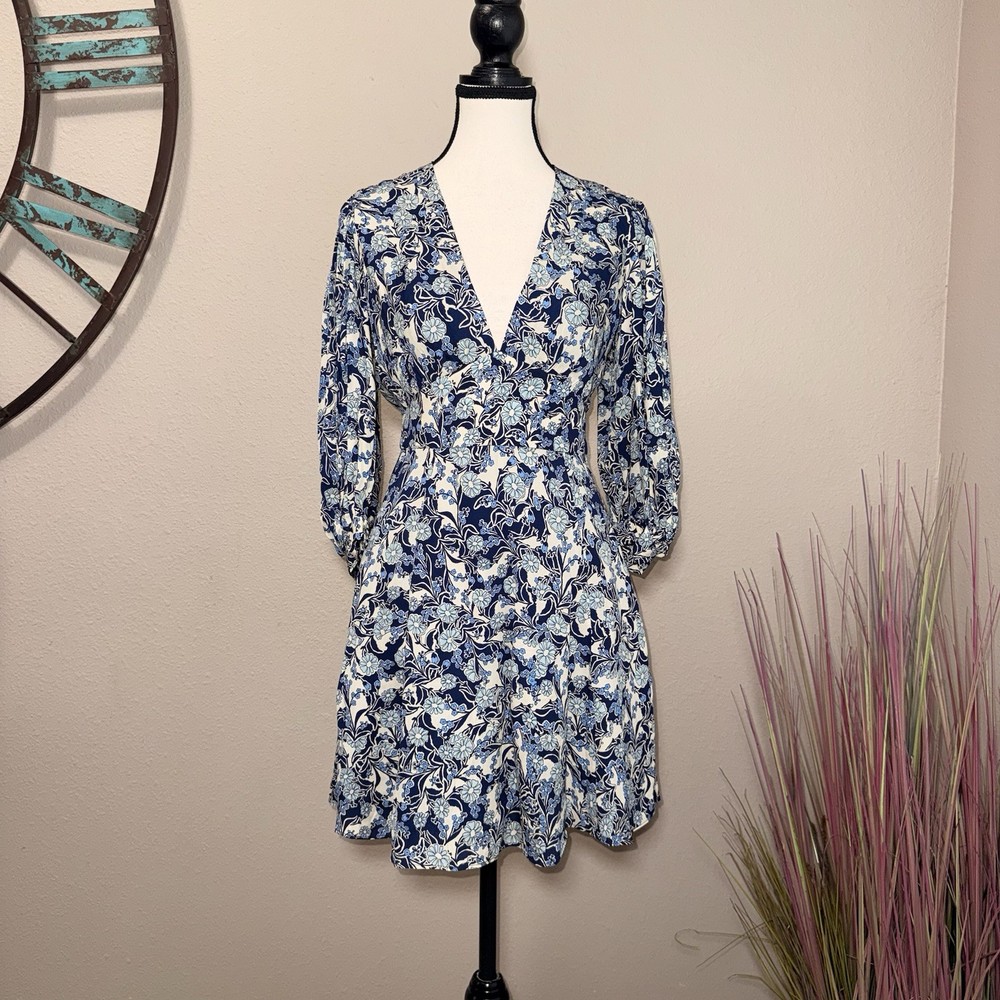 Reiss Size 2 NWT Blue floral Print 3/4 Sleeve Lined PLunged Neck