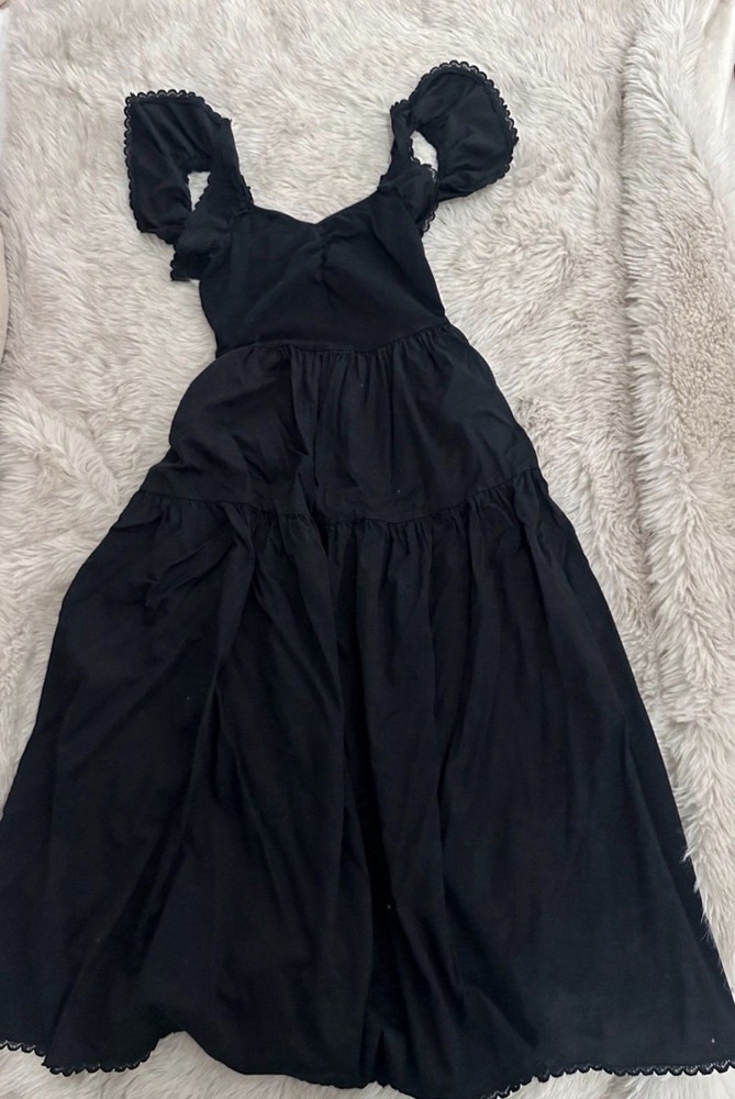 Love the Label Women&rsquo;s S Black Solid V-Neck Tiered Ruffle Puff Sleeve Midi