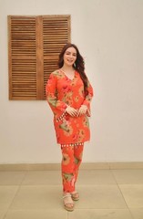 Women&rsquo;s V-Neck Floral Print 2-Piece Kurta Pant Set – Sleeved Straight Tunic and